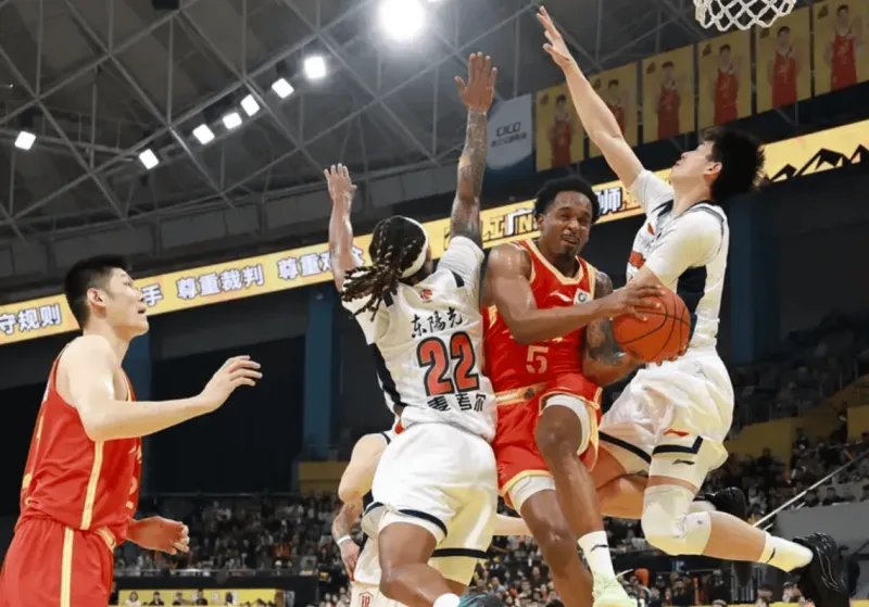 九游娱乐入口-小巴里-布朗全场21中7，三分8中2得到21分3篮板3助攻2抢断